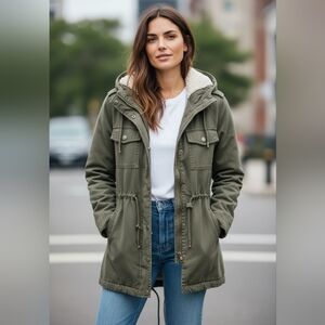 🎉 3/60 Aritzia Talula Army Green Hooded Jacket With Faux Fur Lining Size XXS